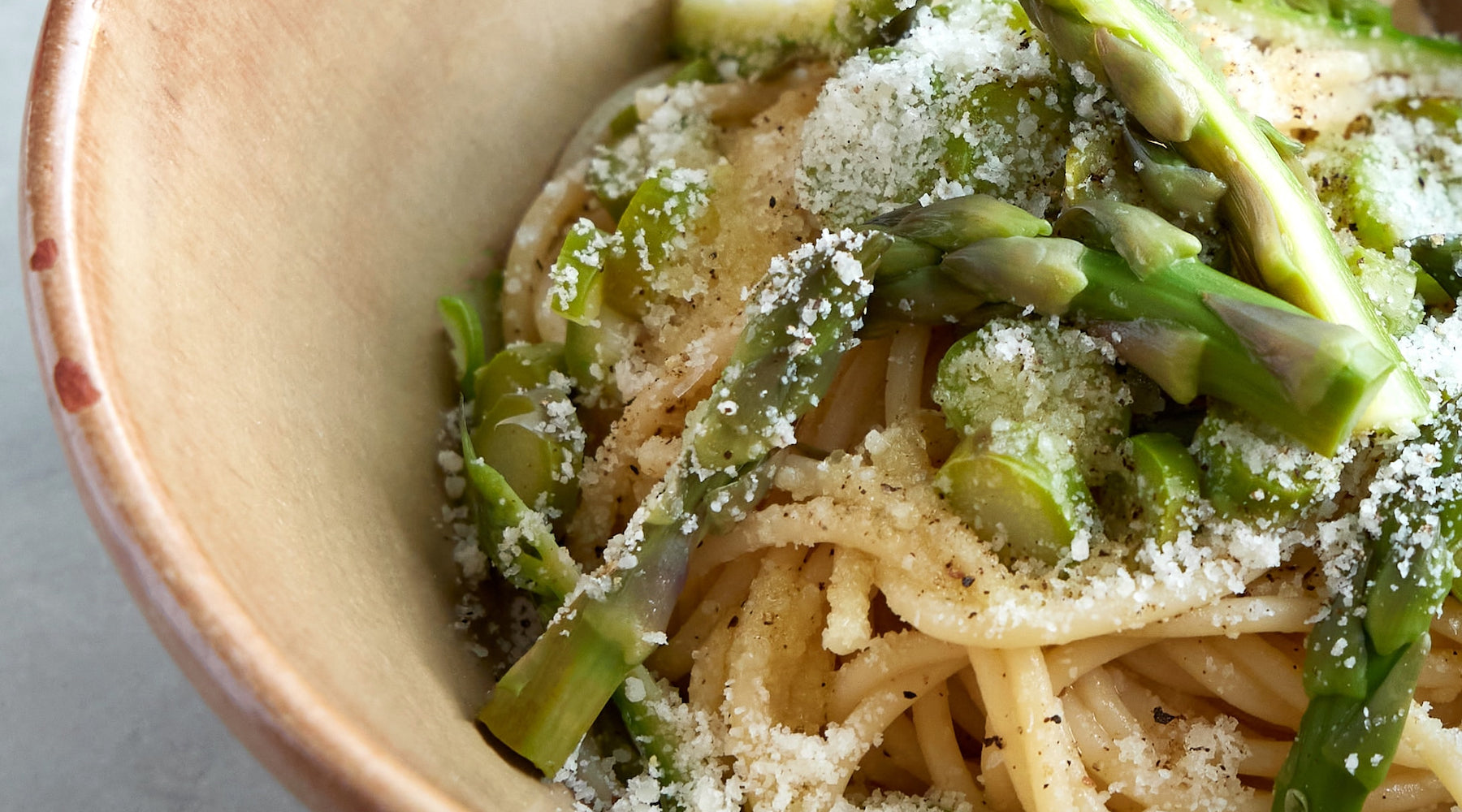 Pasta med asparges, muskatnød og parmesan