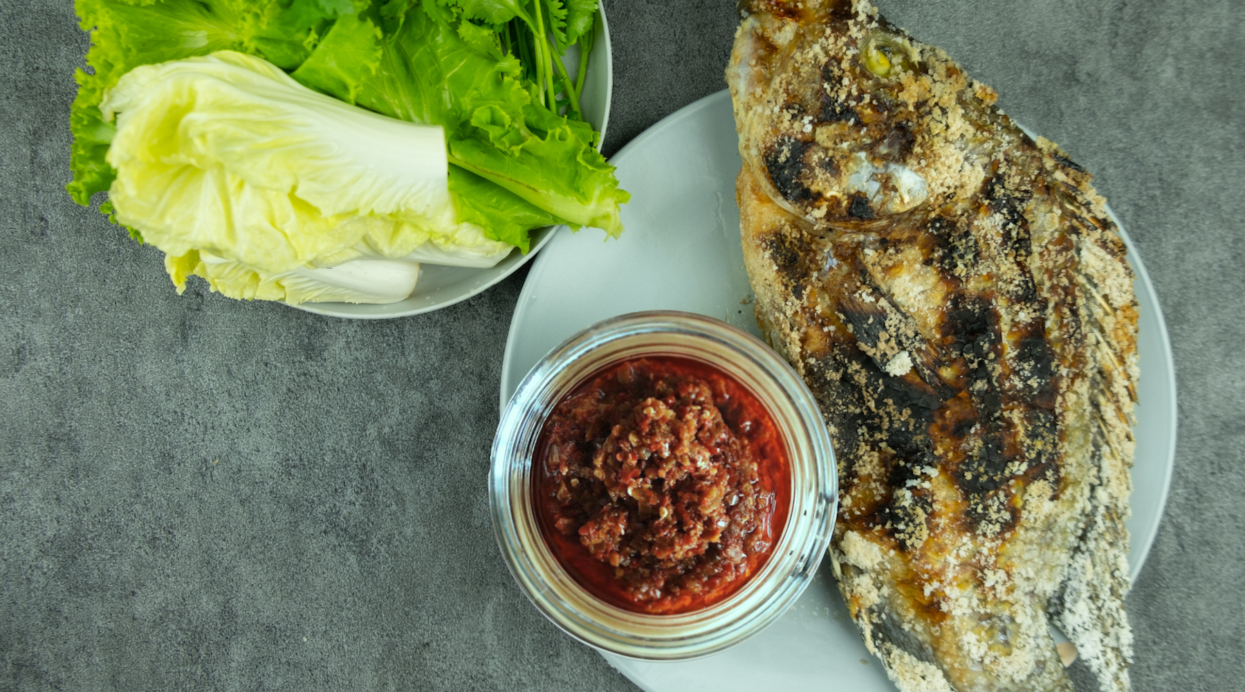 Stegt fisk med ginger chili i salat tacos